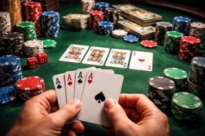 Jogador participando de partida de poker online na plataforma 586bet